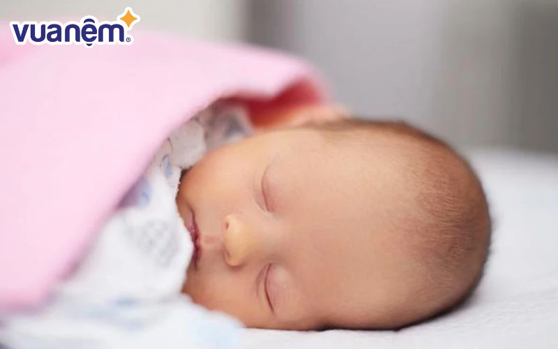 Trẻ sơ sinh nên nằm giường hay nệm - Cần kết hợp với một tấm đệm nếu cho trẻ nằm giường