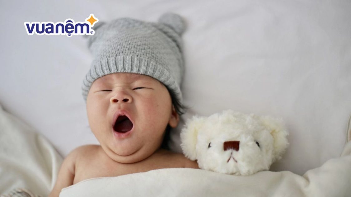 Trẻ sơ sinh nên nằm giường hay nệm?