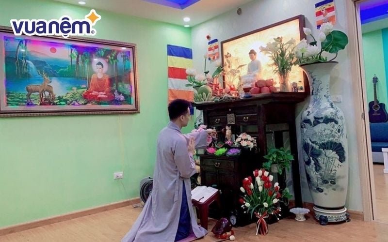 Chuẩn bị một mâm cúng thanh đạm trước khi tụng kinh