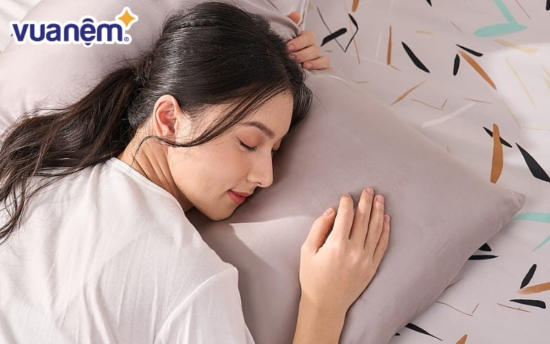 Giấc ngủ đóng vai trò quan trọng trong việc phục hồi năng lượng, tăng cường hệ miễn dịch và giúp não bộ hoạt động hiệu quả.