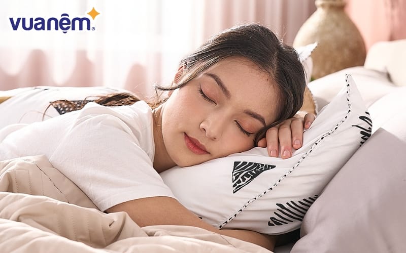 Giấc ngủ không chỉ giúp cơ thể phục hồi mà còn đóng vai trò quan trọng trong việc duy trì trí nhớ, hệ miễn dịch và sức khỏe tổng thể.