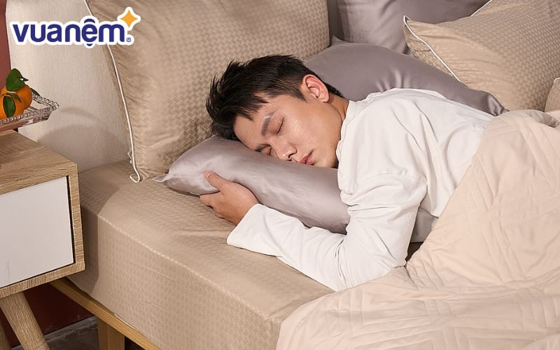 Nệm lò xo là một trong những loại nệm được ưa chuộng, có cấu trúc gồm các con lò xo sắp xếp bên trong.