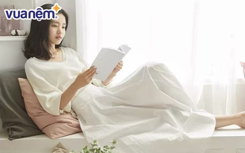 Giảm sử dụng thiết bị điện tử trước khi ngủ sẽ giúp bạn đi vào giấc ngủ nhanh hơn.