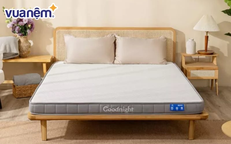 Nệm cao su đa tầng Goodnight Rena dày 10cm, vững chắc và thoáng khí.