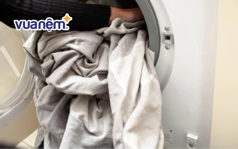 Giặt chăn ga gối, quần áo sạch sẽ giúp trị mạt gà