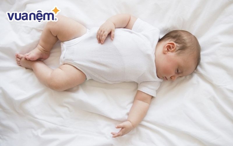 Trẻ em được khuyến cáo không nên nằm nệm cao su non
