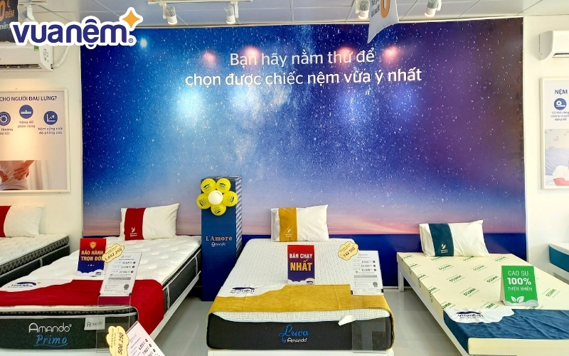Không gian mua sắm tại cửa hàng Vua Nệm ở Dĩ An