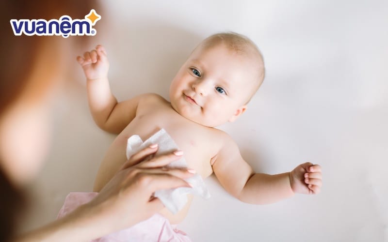 Nhiệt độ nước không nên quá nóng hoặc quá lạnh, tránh làm bé khó chịu hoặc bị sốc nhiệt