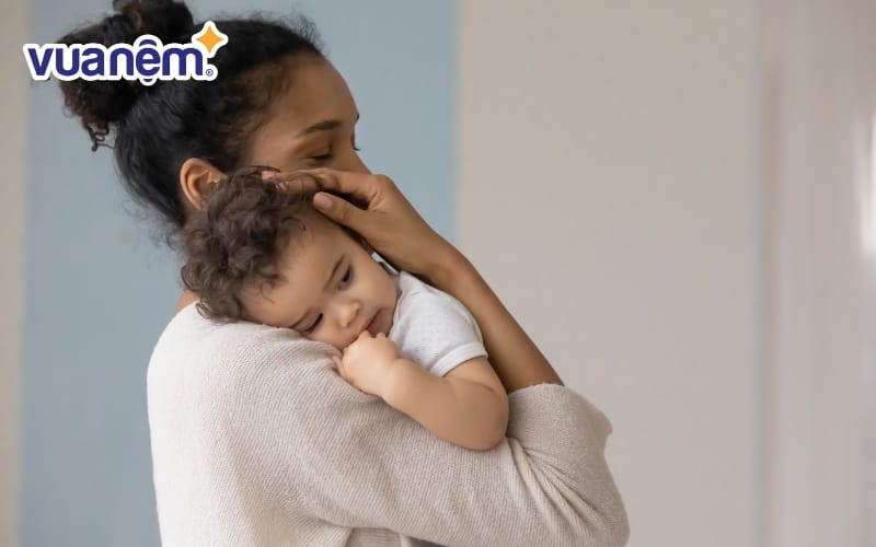 Khi nghe giọng nói quen thuộc của mẹ, bé sẽ dần thả lỏng cơ thể, giảm cảm giác lo lắng và nhanh chóng đi vào giấc ngủ