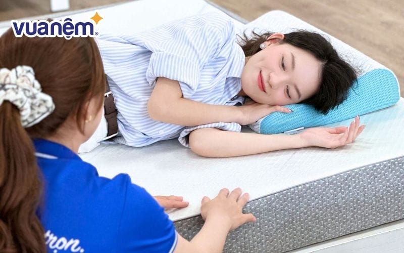 Nằm thử nệm tại Vua Nệm để chọn sản phẩm phù hợp với cột sống
