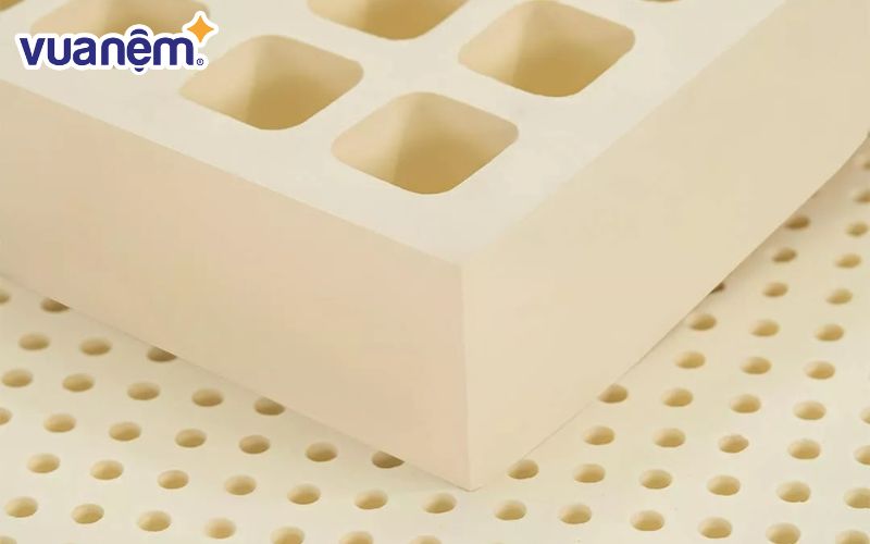Nệm cao su được sản xuất từ cao su thiên nhiên hoặc chất liệu tổng hợp