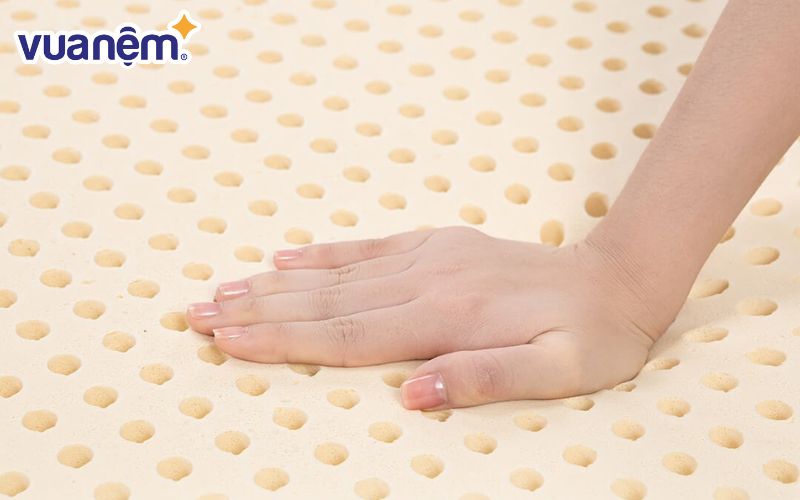 Đệm cao su có cấu trúc ô mở giúp không khí lưu thông dễ dàng