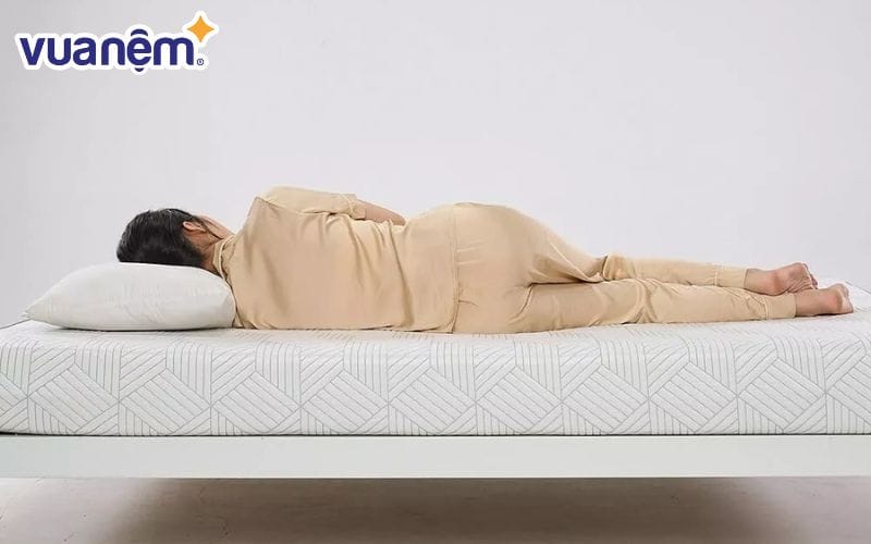 Nằm thử nệm để kiểm tra độ thoải mái và khả năng nâng đỡ của sản phẩm