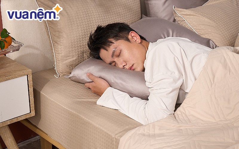 Mồ hôi khiến nệm ẩm ướt, dễ sinh vi khuẩn và nấm mốc