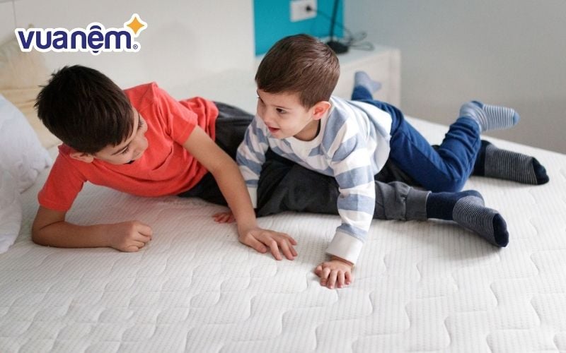 Cha mẹ cần chú ý tới độ cứng mềm của nệm cho con