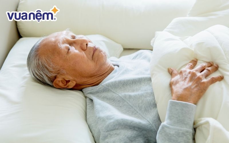 Người già ngủ nhiều là dấu hiệu của các vấn đề sức khỏe