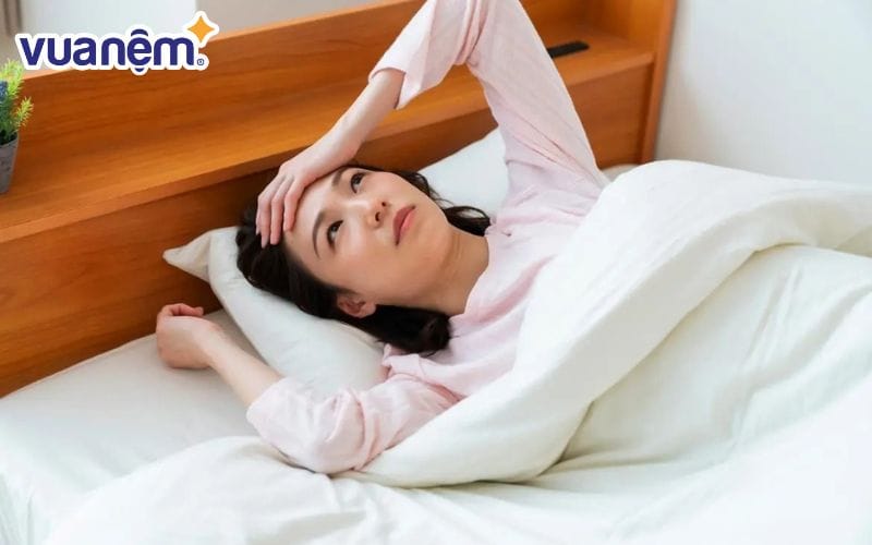 Nằm nệm và gối không phù hợp có thế dẫn đến tình trạng đau lưng