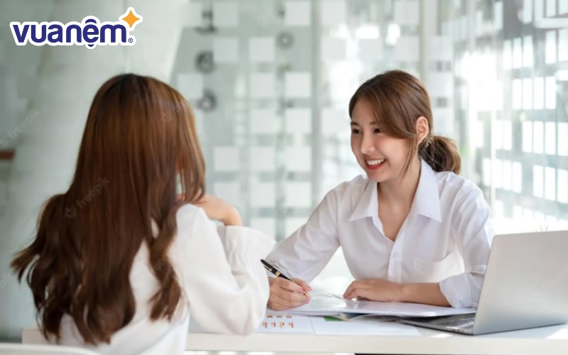 Hãy thiết lập cho mình một lịch trình ngủ cố định bằng cách đi ngủ và thức dậy vào cùng một khung giờ mỗi ngày, kể cả cuối tuần. 