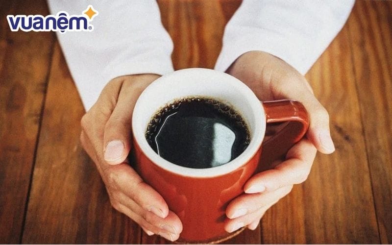 Hạn chế đồ uống nóng và cafein vào cuối ngày để ngủ ngon