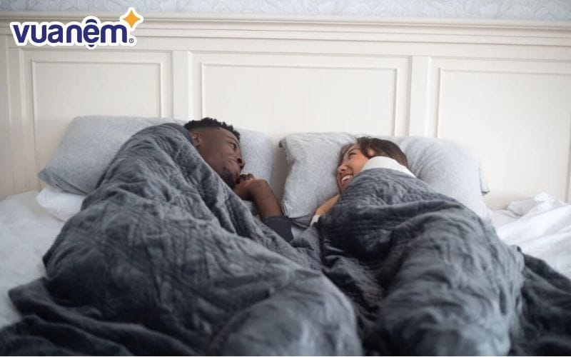 Một chiếc mền mỏng nhẹ với bộ đồ ngủ mùa hè ngắn tay