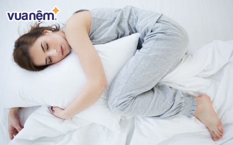 Nằm cuộn tròn là một trong những tư thế ngủ không tốt