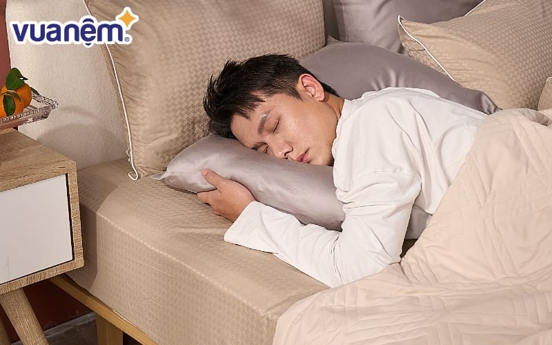 Tư thế ngủ sấp cho người thoát vị đĩa đệm