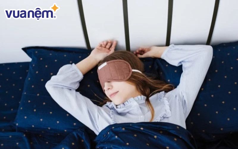 Tư thế ngủ để 2 tay lên đầu mang lại một số lợi ích nhất định