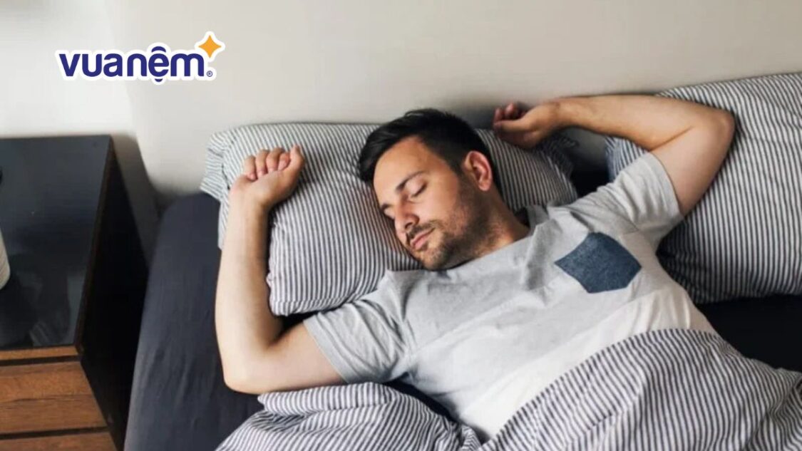 tư thế ngủ để 2 tay lên đầu
