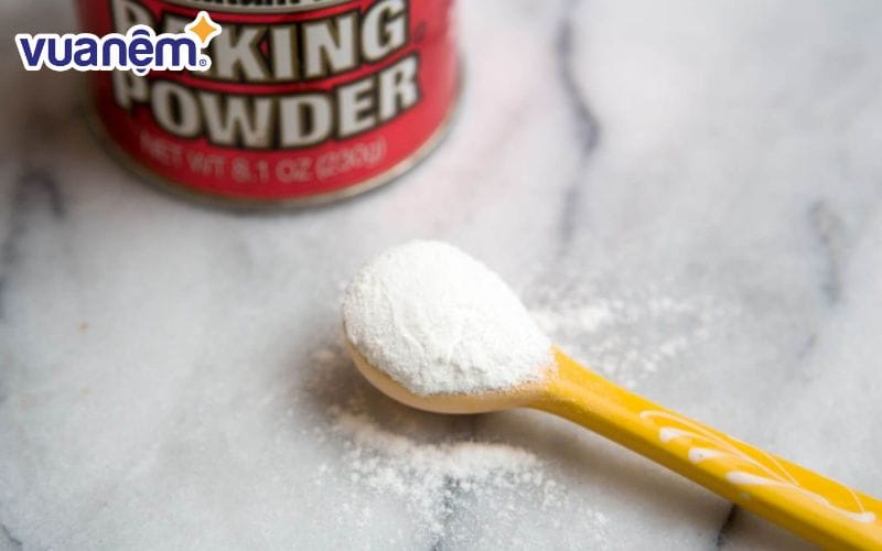 Cách thứ hai là sử dụng dung dịch baking soda để tẩy vết bẩn trên nệm