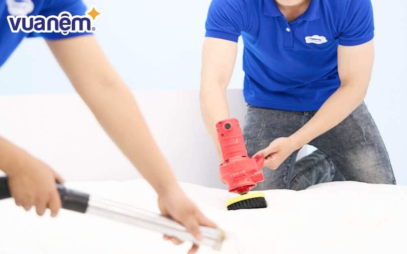 Liên hệ dịch vụ chuyên nghiệp của Vua Nệm để xử lý vết bẩn trên nệm