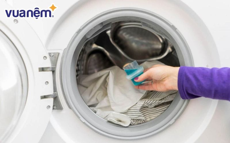 Nước giặt quần áo dịu nhẹ pha loãng với nước có thể tẩy mùi vết nôn
