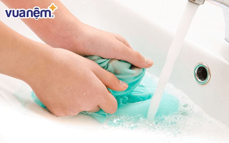 Bạn lấy tháo drap giường ra khỏi nệm và ngâm với nước sạch