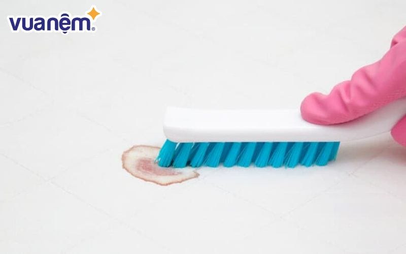 Bạn có thể khuấy dung dịch thuốc tẩy rồi sử dụng lên vết bẩn trên nệm, sử dụng bàn chải cũ chà nhẹ lên mặt nệm