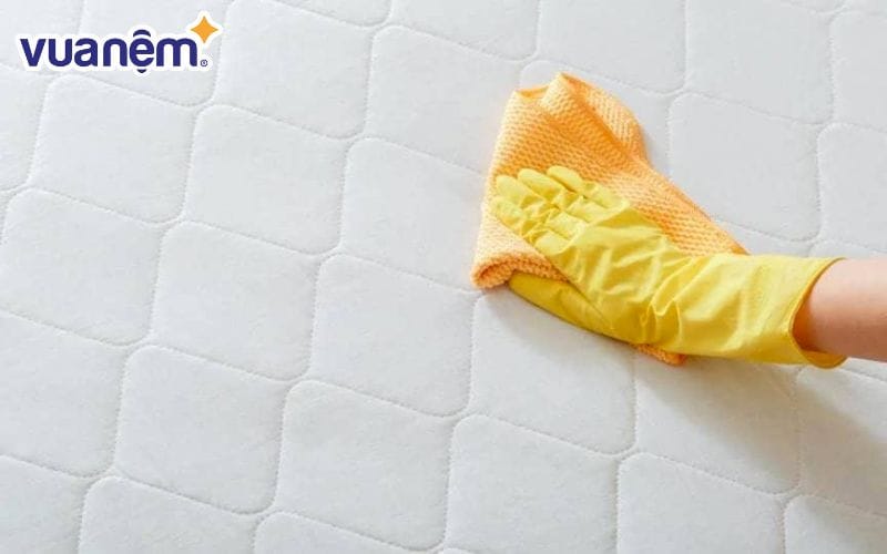 Khi làm đổ nước trà lên nệm, bạn hãy nhanh chóng dùng miếng xốp thấm hút hoặc khăn giấy để thấm hút hết chất lỏng