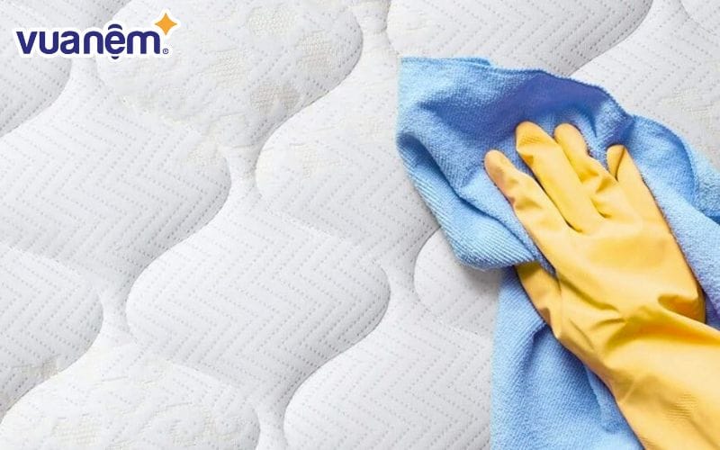 Dùng khăn khô hoặc khăn giấy để thấm hết chất lỏng trên nệm