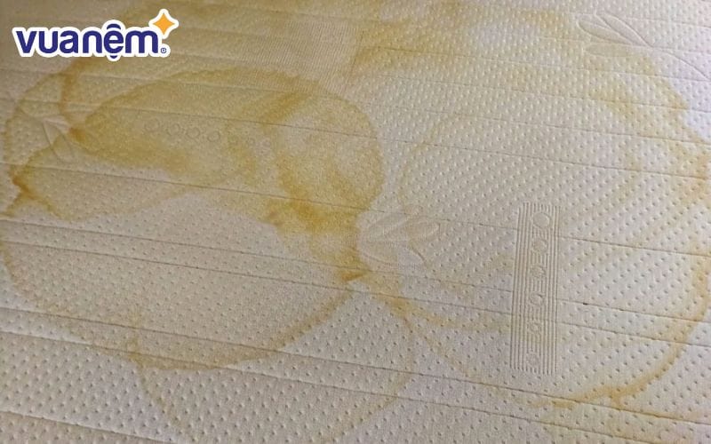 Vết ố vàng trên nệm có thể được làm sạch bằng muối và baking soda