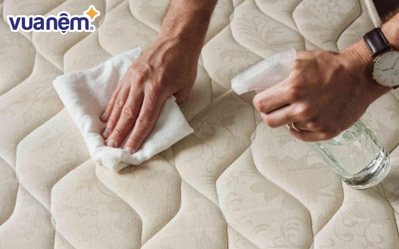 Vết bẩn trên nệm càng sớm càng tốt để đạt được hiệu quả cao