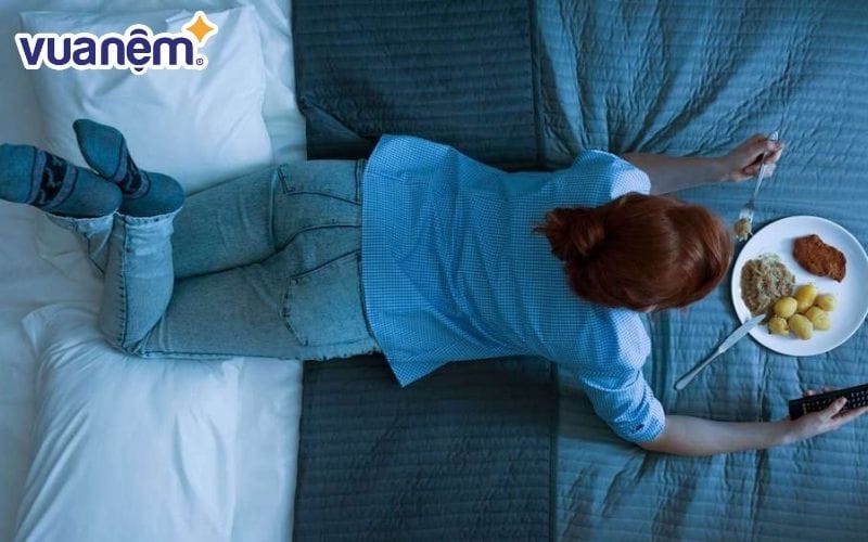 Thói quen ăn uống trên giường có thể làm bẩn giường nệm