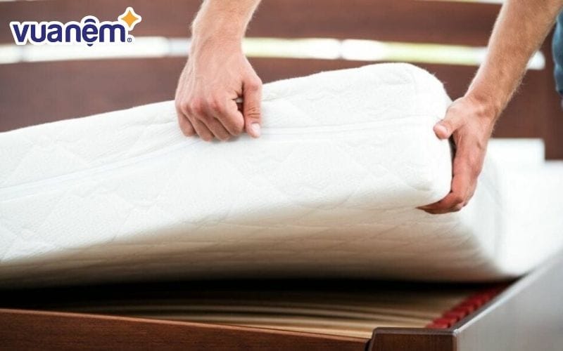 Nên thường xuyên xoay hoặc lật mặt nệm để kéo dài tuổi thọ của nệm