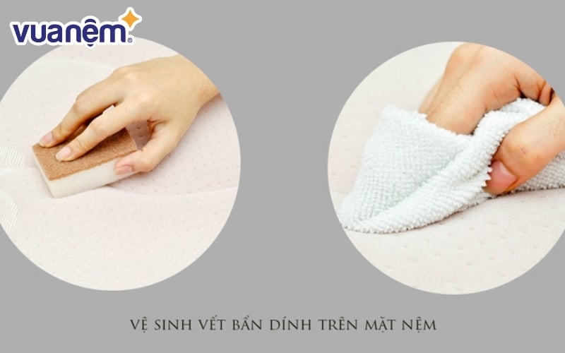 Cách vệ sinh vết bẩn trên mặt nệm hiệu quả là dùng khăn thấm xà phòng để lau