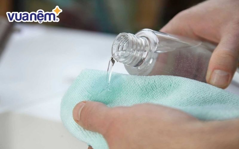 Sử dụng nước lạnh để loại bỏ vết máu trên nệm