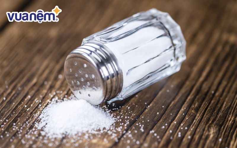 Cách làm sạch khi nệm bị dính máu bằng muối lạnh 