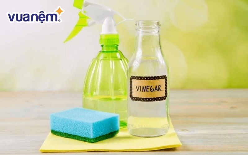 Cách làm sạch khi nệm bị dính máu bằng giấm trắng