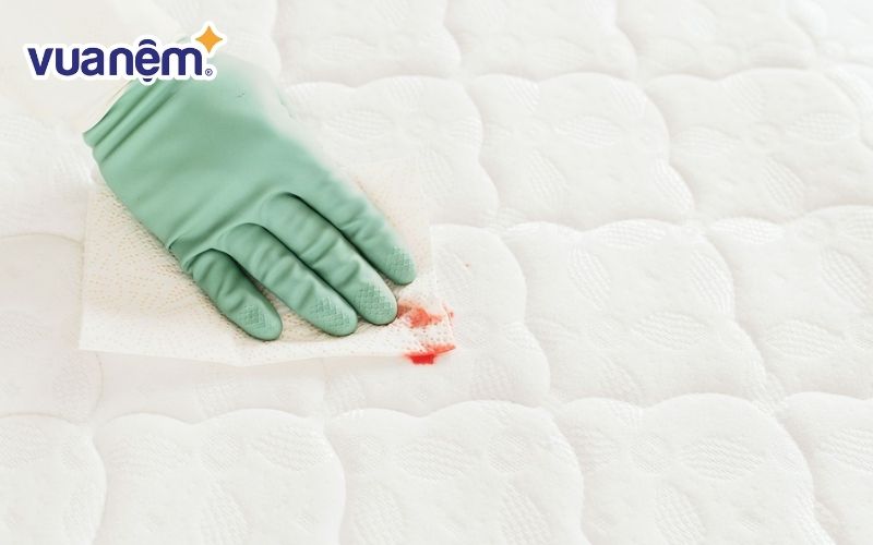 Chỉ với 3 bước đơn giản là ga trải giường của bạn sẽ không còn vết máu