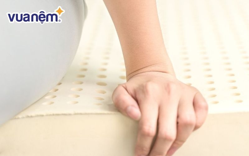 Nệm thông thoáng không hầm bí là một tiêu chí cần cân nhắc khi chọn nệm trong mùa hè