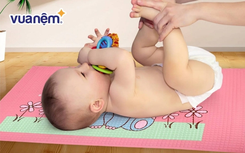 Tấm lót cao su chống thấm nước cho bé đang là lựa chọn của nhiều phụ huynh.