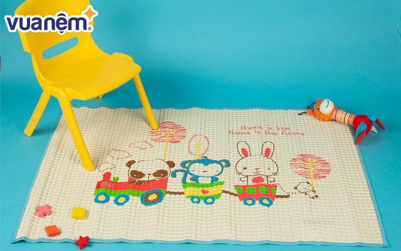 Ba mẹ có thể đặt tấm lót cao su vào trong nôi hay bất cứ đâu trước khi cho trẻ nằm xuống.