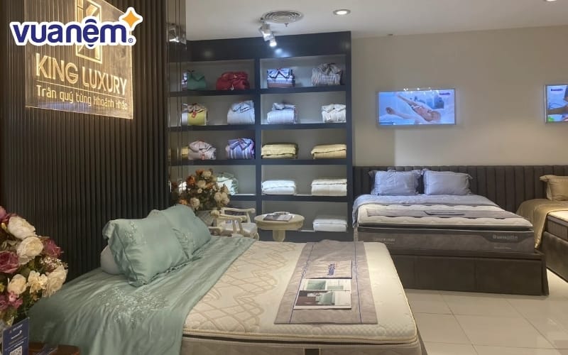 Không gian cửa hàng gọn gàng, hiện đại, dễ dàng tham khảo và so sánh sản phẩm