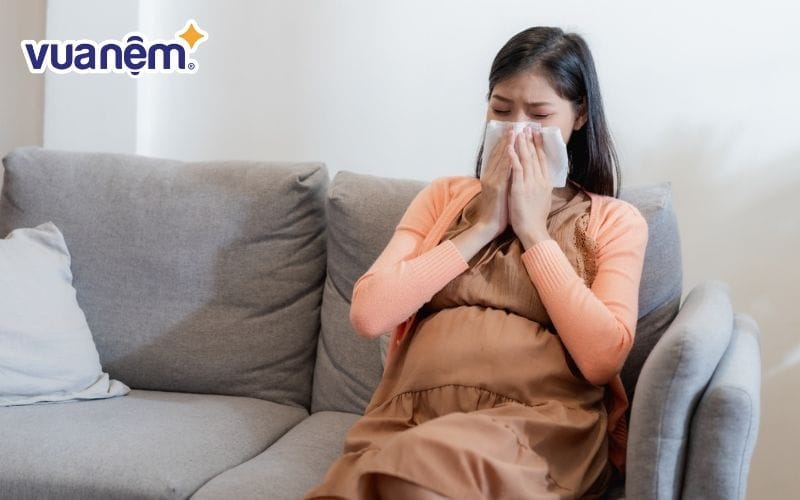 Mẹ bầu trong thai kỳ sức đề kháng yếu, dễ nhiễm lạnh nếu nằm dưới sàn