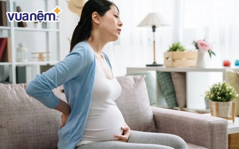 Mẹ bầu nằm dưới nền nhà có thể cảm thấy ê ẩm, đau nhức người